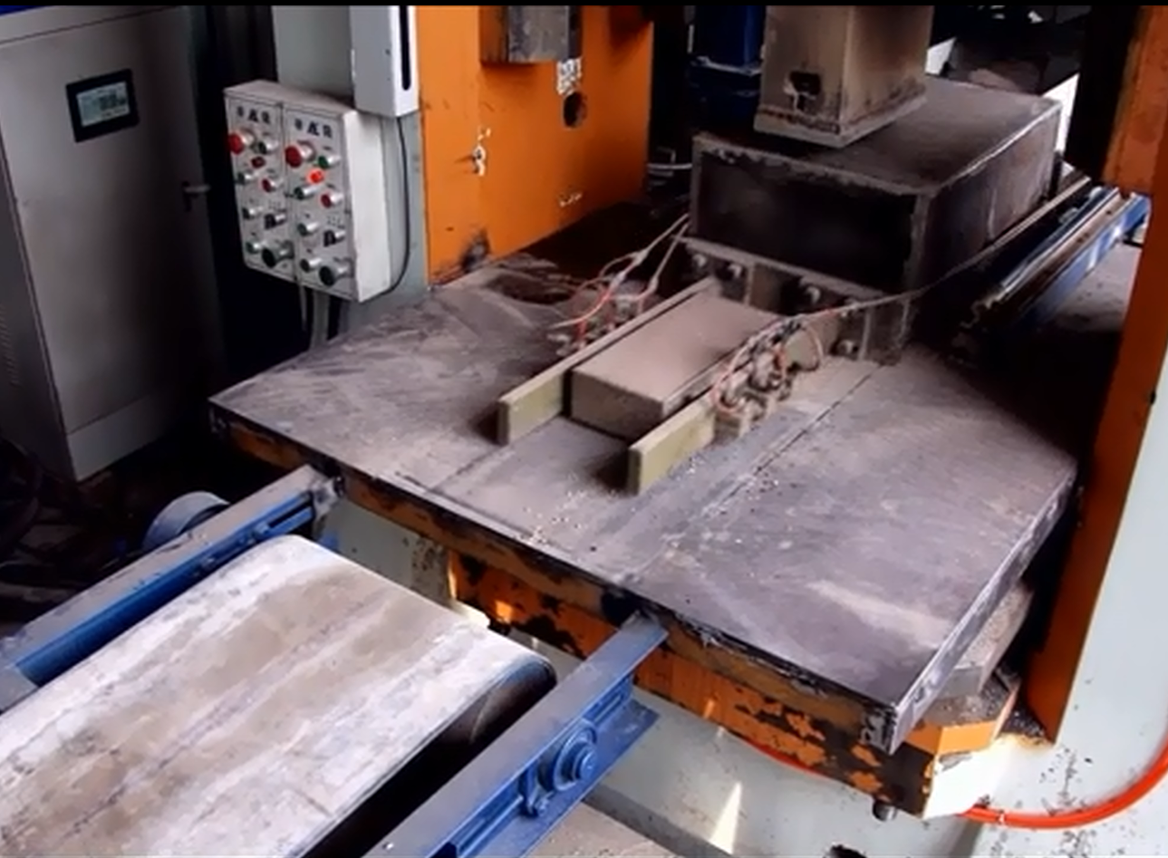 電動(dòng)螺旋壓力機(jī)自動(dòng)計(jì)量布料、成型、出磚