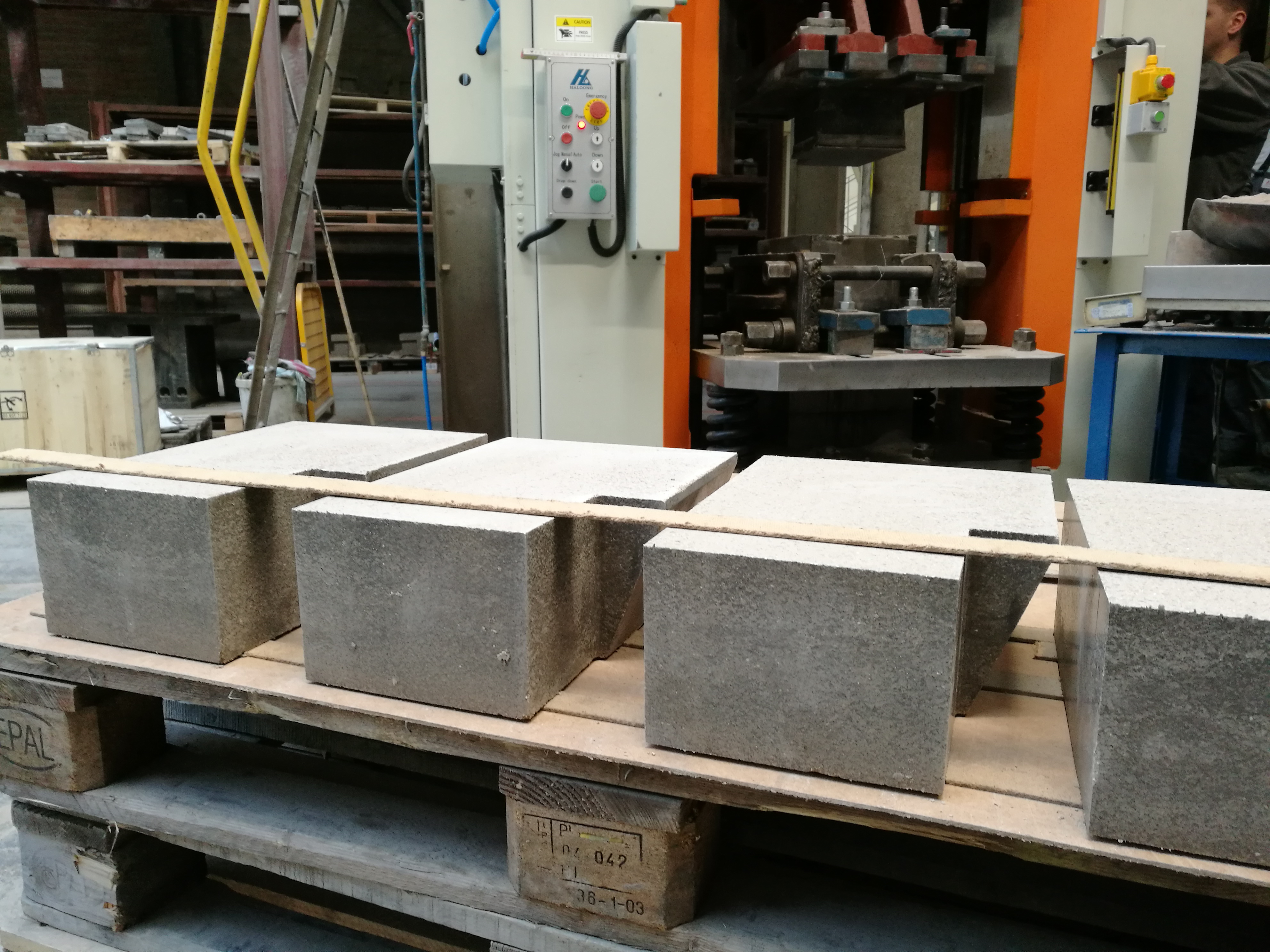 電動螺旋壓力機(jī)異型磚、特異型磚客戶現(xiàn)場